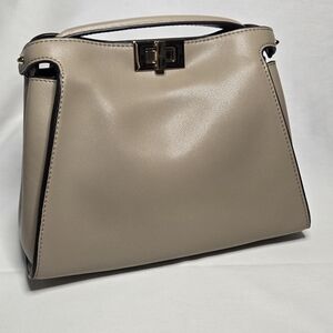 Elegant Fendi Peekaboo Essential Style Bag Medium
